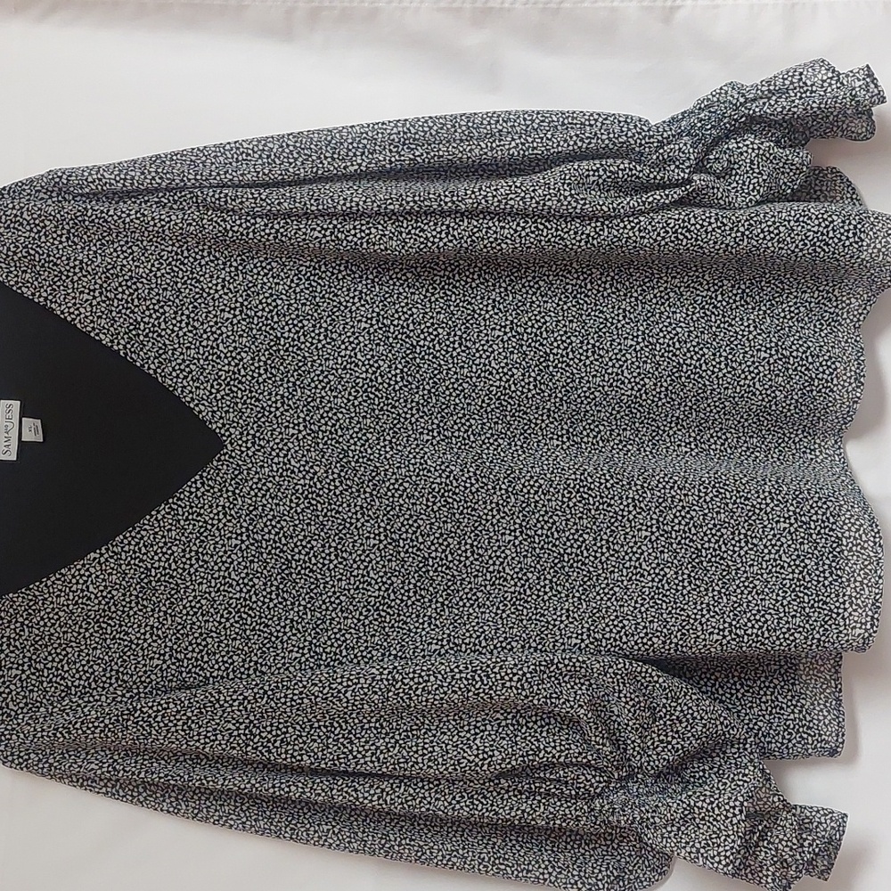 Sara Monochrome V-Neck Blouse